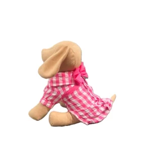 Blusa para perro talla 0, confeccionada en algodón suave de cuadros blanco con rosa. Tiene manga corta, botones en color rosa y un moñito decorativo que le da un toque dulce y elegante. Ideal para perritas pequeñas que quieren verse lindas y cómodas en cualquier ocasión.